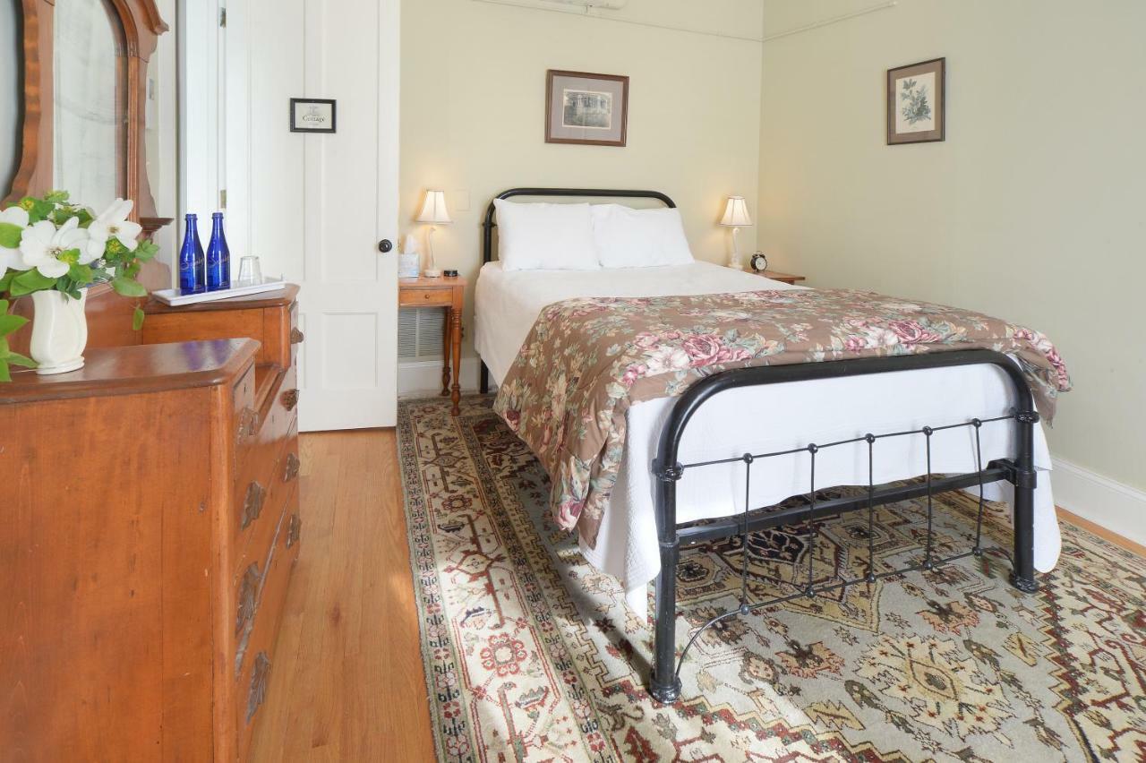 The Springwater Bed And Breakfast Саратога-Спрингс Экстерьер фото